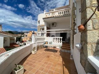 Casa bifamiliare  Calle cerdanya. Espectacular casa unifamiliar con vistas al mar, piscina comunit