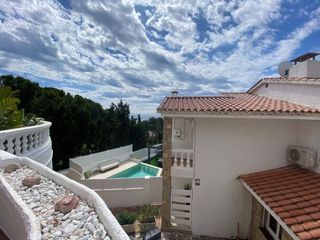 Casa aparellada  Calle cerdanya. Espectacular casa unifamiliar con vistas al mar, piscina comunit