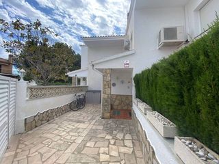 Doppelhaus  Calle cerdanya. Espectacular casa unifamiliar con vistas al mar, piscina comunit