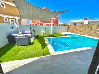 Chalet  Calle malta. Chalet moderno en gran alacant con piscina privada y amplios esp