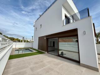 Chalet à Calle calle irlanda, 17 17. Exclusivo chalet reformado en la marina con piscina privada y vi