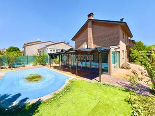 Maison jumelée à Cabanillas del Campo. Casa en venta en cabanillas del campo
