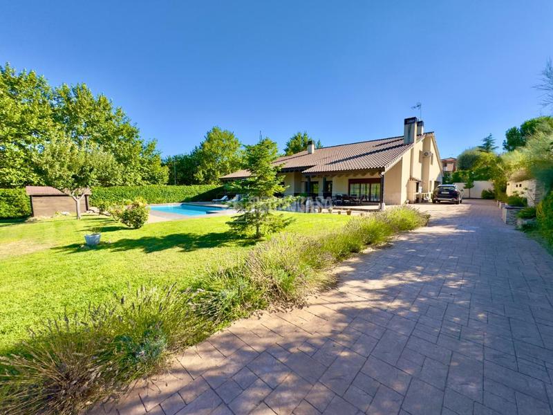 Foto 02d3cea4-1a3f-45ee-8fdf-7e74392545e2. Casa amb calefacció a Cabanillas del Campo