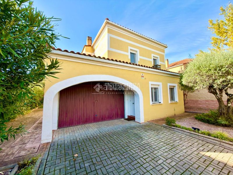 Foto b2a17b92-ce3b-4d8f-a80e-9aa2c0e55ce6. Casa  en venta en Cabanillas del Campo