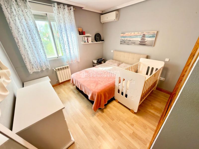 Foto 3c18a3ee-da37-407e-83bb-58d603007220. Casa aparellada amb calefacció aparcament a Valdeaveruelo