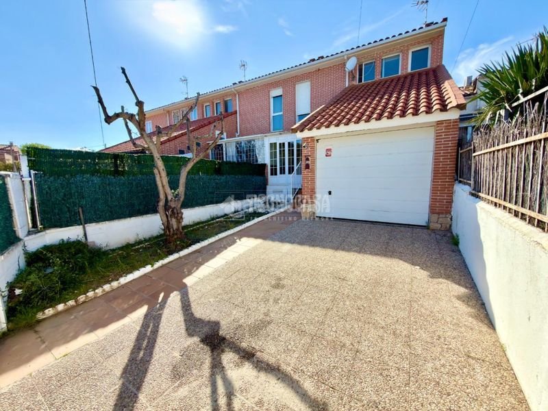 Foto f0a793a1-02e7-4730-9d1e-c6a1f9354c01. Casa aparellada amb calefacció aparcament a Valdeaveruelo