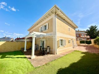 Doppelhaus in Cabanillas del Campo. Casa en venta en cabanillas del campo