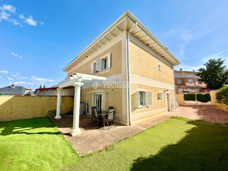 Foto fe1450d0-0aee-400e-9522-53e2a67051a5. Casa aparellada amb calefacció a Cabanillas del Campo
