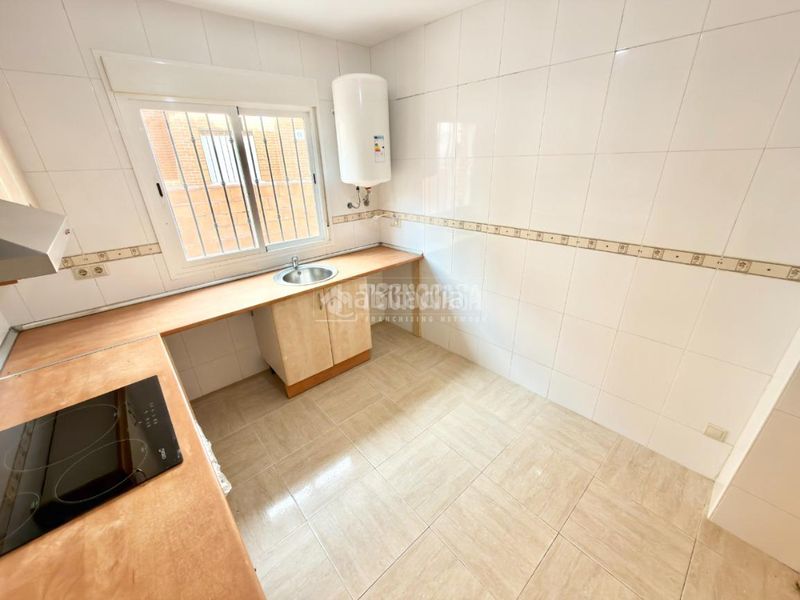 Foto f52907f6-24b4-47e8-80d9-90fc7d6d7a6d. Casa aparellada amb calefacció a Valdeaveruelo
