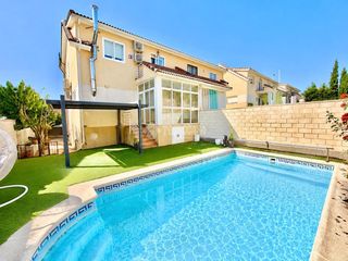 Doppelhaus in Cabanillas del Campo. Casa en venta en cabanillas del campo
