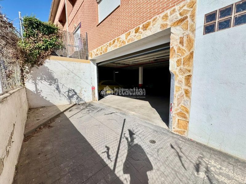 Foto f6010127-cb36-4b49-a725-94cf655a1bbe. Aparcament cotxe a Valdeaveruelo