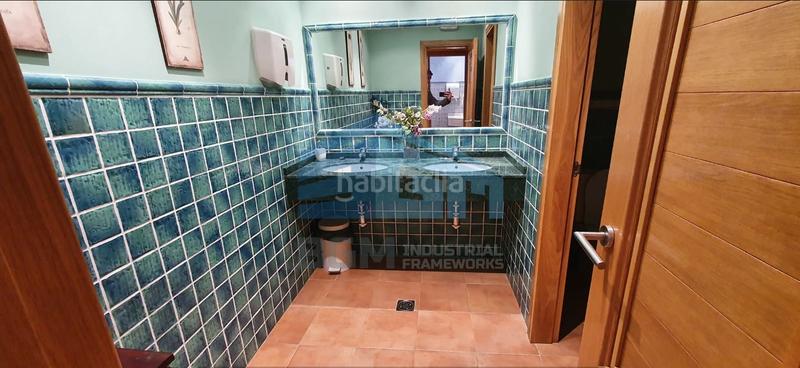 Foto f18947bd-a7e3-46a8-b305-632570bc7dd0. Alquiler nave industrial nave con cámaras en Lavadores Vigo