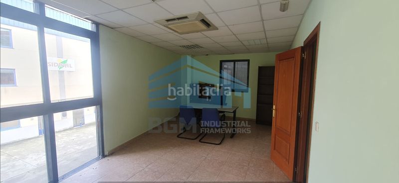Foto ff79c1ec-aa10-48b6-8715-578e684739cb. Location bâtiment à usage industriel dans Cambre