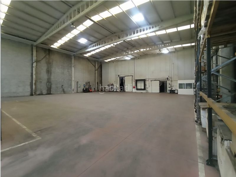 Foto 253a000f-b10d-43a1-9ed1-741fba35095d. Nau industrial amb calefacció a Cerceda