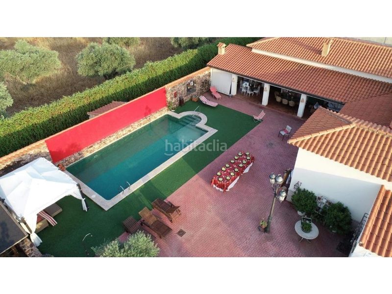 Foto aef2e155-5aaf-4587-859f-6f38d012830e. Xalet amb piscina a Piedrabuena
