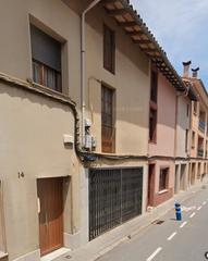 Casa adossada  Plaça major. Edifici residencial a la guixa: oportunitat única a 5 minuts de