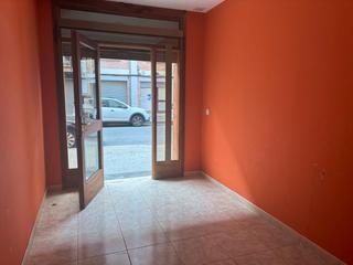 Location Local commercial  Carrer del doctor candi bayés. Local en el barrio del remei