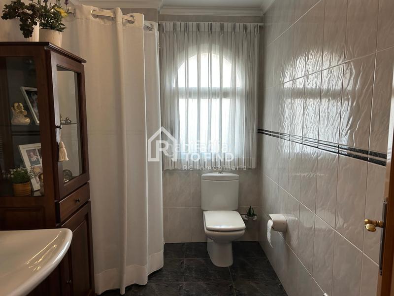 Foto bd7e6fba-4056-450d-ad94-b189cb3b7a87. Chalet con camino riscaldamento parcheggio in Park Nord - Casona Gandia