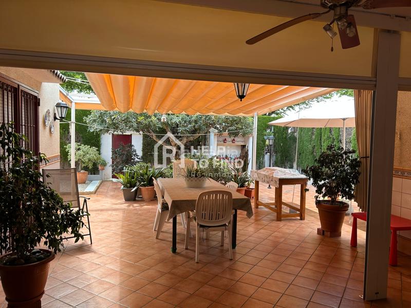 Foto d89bad74-3a3e-4098-831c-10b4a6696dbc. Chalet con camino riscaldamento parcheggio in Park Nord - Casona Gandia