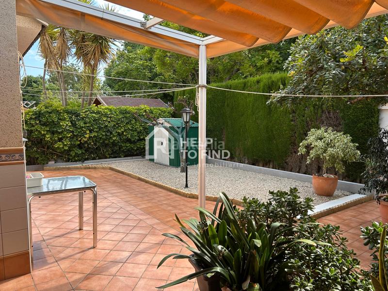 Foto dc6d2448-e85a-4ae5-b7ef-586b12f69176. Chalet con camino riscaldamento parcheggio in Park Nord - Casona Gandia