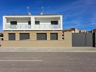 Casa adossada a Vila-sacra. Casa adosada de obra nueva en vila-sacra