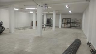 Local commercial  Carrer de l'oliva. Gran local comercial en venta en buena zona de figueres