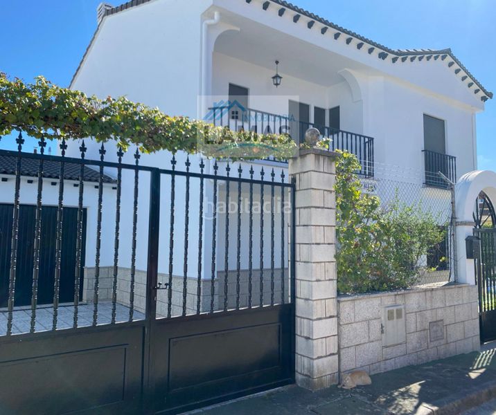 Foto ce2bfda6-7fb7-4fd3-9ea5-2ed37def2c48. Chalet exclusivo chalet con jardín y piscina en Talayuela