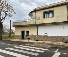Édifice à N/a. Edificio con local disco-pub (el albero) y dos pisos en talayuel