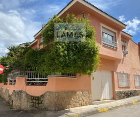 Xalet en Calle puerto madero 20. Casa-chalet de dos plantas en navalmoral de la mata