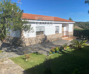 Masia a Belvís de Monroy. Parcela con casa y piscina en urbanización las narotas
