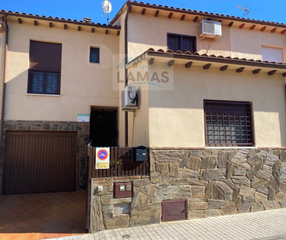 Casa a Calle francisco de quevedo 52. Estupenda casa con garaje y patio en talayuela