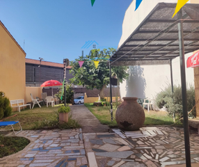 Chalet à Travesía de vallejo 1. Casa con patio y jardín en las casas de belvis