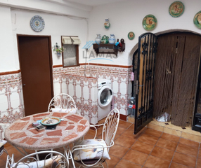 Maison à Calle felicidad montero pleite 34. Casa con patio en peraleda de san román