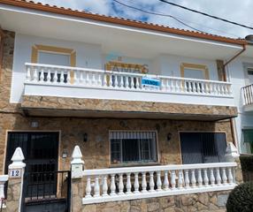 Xalet a Ronda gredos 12. Casa con patio y garaje en pueblonuevo de miramontes
