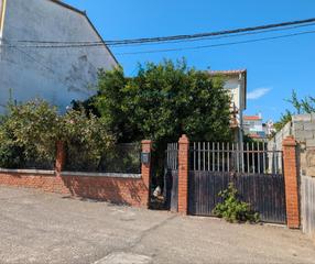 Casa  Calle río tajo 57. Casa de dos plantas con jardín en bohonal