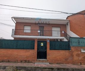 Casa  Avenida alcalde victoriano martín 34. Casa en planta 1ª en majadas