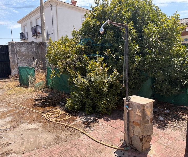 Foto de84e6aa-2987-47c8-90e6-f32f5251a0bc. Casa a calle acacia 9 a Casatejada