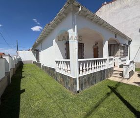 Xalet  Calle doctor fleming 18. Chalet con jardín en talayuela