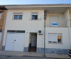 Casa adossada a Calle don inocencio pulido cortijo 9. Casa con garaje y patio en tietar