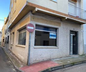 Local commercial à N/a. Local comercial de 60 m2 en navalmoral de la mata