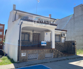 Xalet en Calle salamanca 2. Preciosa casa con nave en talayuela