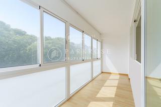 Appartement  Avenida josep tarradellas. Espectacular  vivienda de 105 m2 reformada con balcón interior e