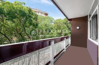 Pis  Avenida josep tarradellas. Espectacular  vivienda de 105 m2 reformada con balcón interior e