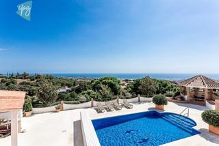 Xalet a Altos de Estepona. Fantástica villa en estepona con vistas al mar