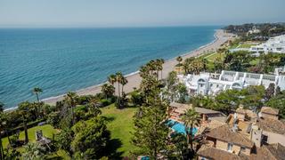 Chalet à El Velerín. Villa en primera línea de playa en estepona, única en su categor