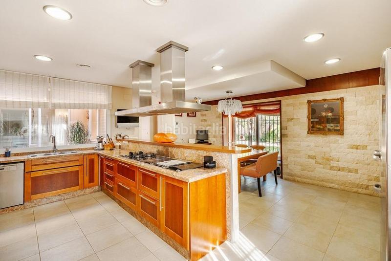 Foto 48e3305e-5bc9-4d7e-9b26-35177a1f8330. Chalet with parking pool in El Velerín Estepona