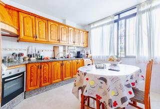 Casa aparellada a Zona Calvario. Casa pareada con jardín en el centro de estepona