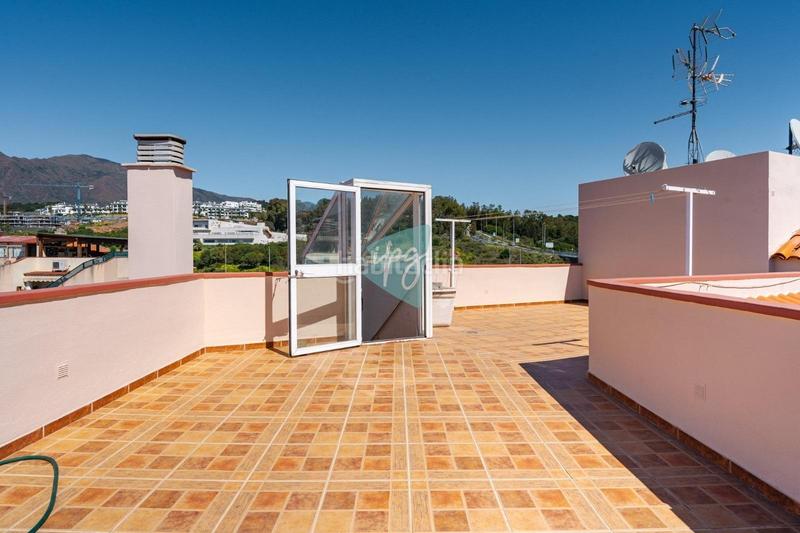 Foto d81edbec-cd28-4b1e-966d-c974fc6f3b17. Attique avec parking piscine dans sierra de Estepona - avda. de andalucía Estepona