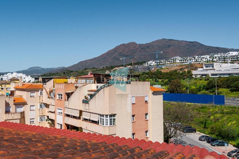 Foto fd20ec50-6646-46cc-900f-de01c6b06498. Attique avec parking piscine dans sierra de Estepona - avda. de andalucía Estepona