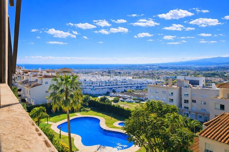 Foto 89bbf7a6-69b9-4f88-8abe-33e1062ecf99. Àtic amb calefacció aparcament piscina a sierra de Estepona - avda. de andalucía Estepona